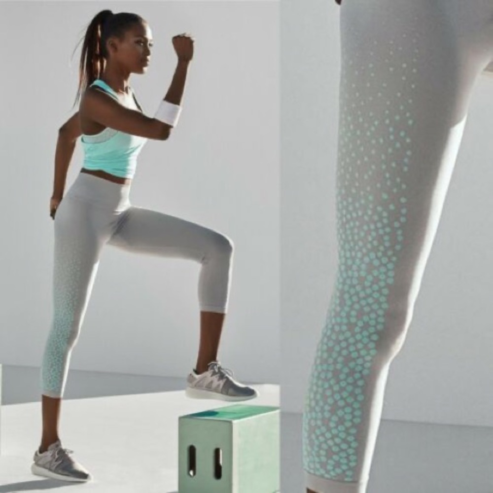 Seamless Fabletics Capri Leggings